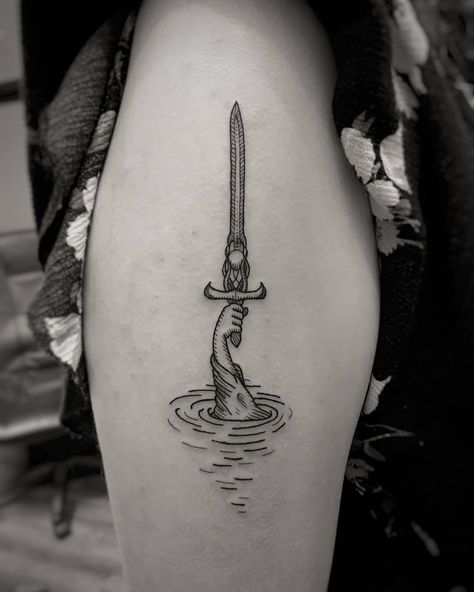 Lady Of The Lake Tattoo, Venus Tattoo, Lake Tattoo, Red Tattoo Ideas, Gothic Tattoos, Red Ink Tattoo, Woodcut Tattoo, Medieval Tattoo, Lady Of The Lake