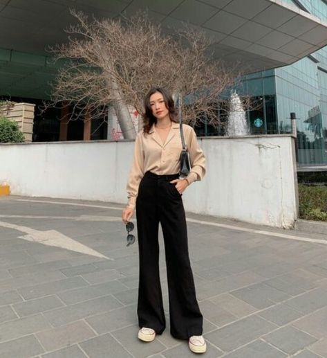 Black Korean Pants Outfit, Dress To Impress Classy Casual, Black Wide Pants Outfit Classy, Korean Outfit Street Styles, Photographie Portrait Inspiration, Casual College Outfits, Korean Casual Outfits, Classy Work Outfits, Korean Girl Fashion