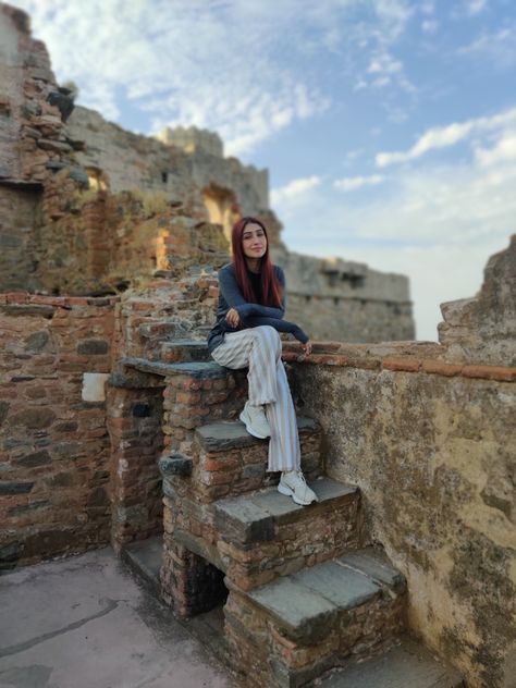 Kumbhalgarh Fort Photography, Poses In Fort, Fort Poses Ideas, Fort Poses, Indian Historical Places, Delhi Pics, Kumbhalgarh Fort, Travel Photography Poses, Chittorgarh Fort