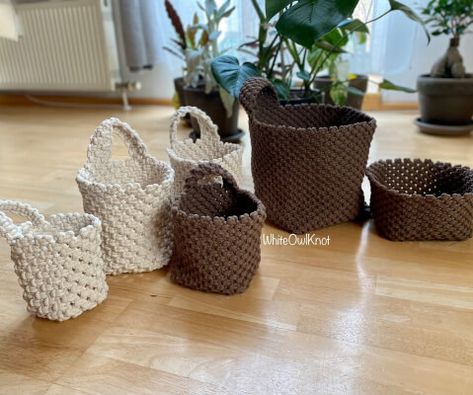 21 DIY Macrame Basket Patterns Diy Macrame Basket, Hanging Baskets Diy, Storage Bags Diy, Felt Food Patterns, Macrame Basket, Basket Patterns, Crochet Storage Baskets, Craving Pizza, Macrame Wall Hanging Diy