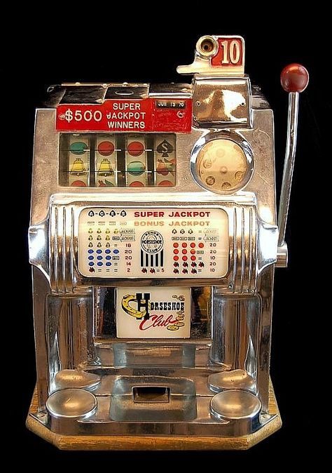 Vintage 10 cent one arm bandit from the infamous Nevada Horseshoe Club opened in 1951 Coin Machine, Vintage Slot Machines, Casino Machines, Fishing Jokes, Vintage Vegas, Vintage Arcade, 70s Toys, Peter O'toole, Penny Arcade