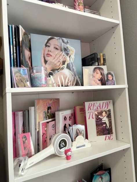 Aesthetic Room Kpop Decor, Twice Room Ideas, Bedroom Ideas Kpop Aesthetic, Twice Room Decor Kpop, Kpop Decor Ideas, Twice Room Decor, Kpop Room Decor Ideas Aesthetic, Twice Shelf, Fandom Bedroom Aesthetic