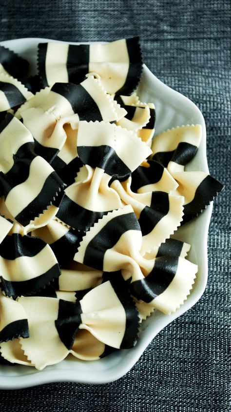 Marella Zebra Black and White Bowties(farfalle Magia Bianca) Hand Made Italian Pasta - Not sure if I should put this under "Food" or "Design" Farfalle Pasta, White Pasta, Pasta Fatta In Casa, Bacon Pasta, Bowtie Pasta, Fettuccine Alfredo, Homemade Pasta, Samosa, Tortellini