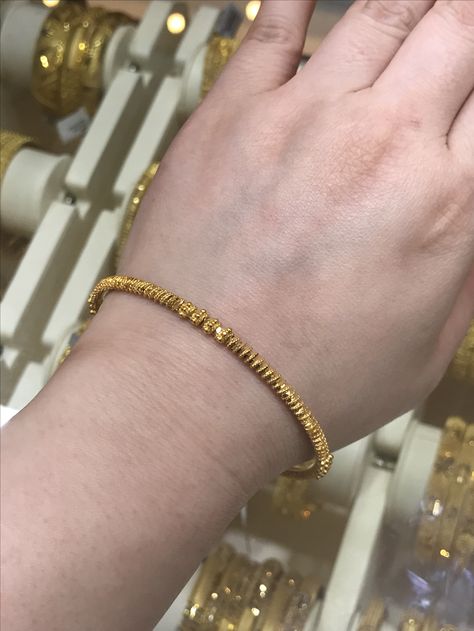 Daily Wear Bangles In Gold, Daily Use Gold Bangles Indian, Gold Bangles Design Daily Wear Latest, Simple Gold Bangle, Plain Gold Bangles, Gold Bangles For Women, New Gold Jewellery Designs, Gold Earrings Models, Antique Gold Jewelry Indian