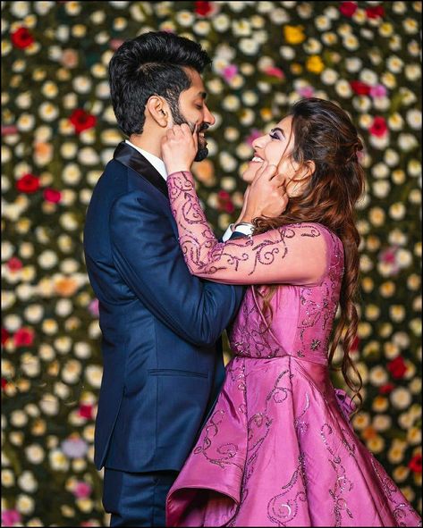 Wedding Posses Ideas, Prewedding Poses Indian, Wedding Reception Couple Poses, Wedding Couple Poses Photography Indian, Couple Poses For Reception, Reception Poses, Wedding Reception Poses, Marriage Poses Wedding Photos Indian, Pre Wedding Poses Indian