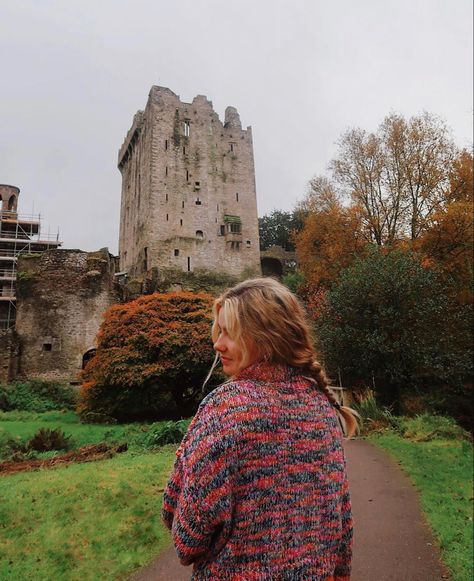 Dublin Ireland Outfits Fall, Life In Ireland, Irish Woman Aesthetic, Scotland Instagram Pictures, Ireland Picture Ideas, Ireland Photo Ideas, Ireland Outfits Summer, Scotland Study Abroad, Irish Aesthetic