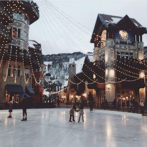 Vail Village Colorado Winter, Vail Colorado Aesthetic, Vail Aesthetic, Vail Christmas, Vail Colorado Winter, Christmas Skiing, Ski Trip Aesthetic, Colorado Aesthetic, Colorado Resorts