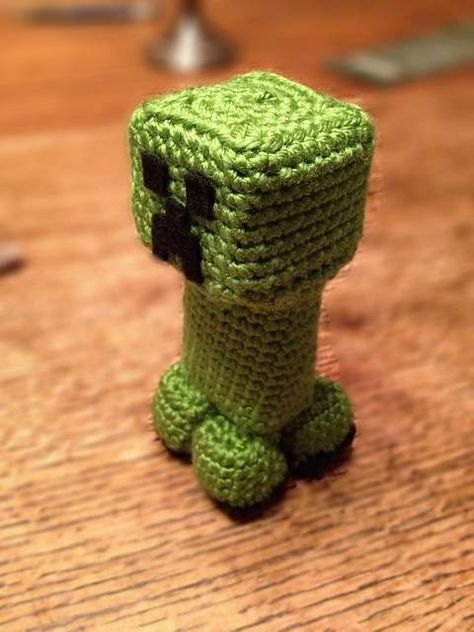 Crochet Ideas For Boys, Creeper Pattern, Minecraft Crochet Patterns, Minecraft Crochet, Minecraft Pattern, Free Amigurumi Crochet Patterns, Crochet Amigurumi Free, Fun Crochet Projects, Diy Crochet Projects