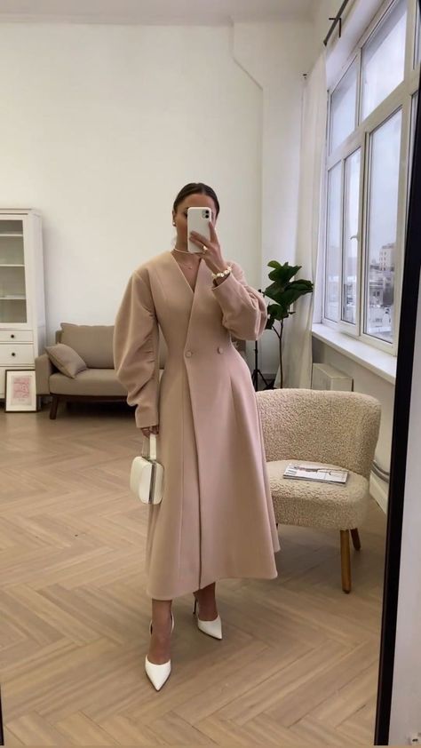 Trench Coats Women Outfit Classy, Tuxedo Blazer Women Outfit, Modest Business Outfits, Elegant Hijab Outfit, Bcbg Style, Winter Abaya, Mon Dressing, Modesty Outfits, Mode Abaya