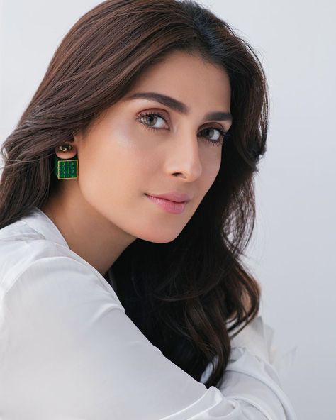 Ayza Khan, Celebrity Makeup Looks, Dramatic Eye Makeup, Most Beautiful Eyes, Ayeza Khan, Makeup Looks For Brown Eyes, Pakistani Actress, Celebrity Makeup, Beautiful Smile