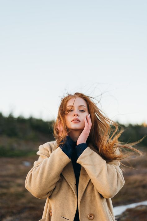 Photoshoot Ideas Outside Winter, Self Portrait For Photographer, Winter Self Portrait Photography, Self Portrait Outdoors, Fall Self Portraits, Winter Portraits Woman, Autumn Shooting Photo Ideas, Outside Portrait Photography, Autumn Portrait Photography