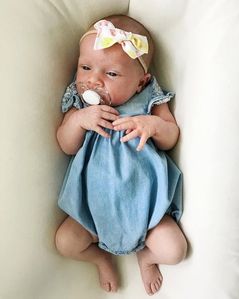 Baby girl newborn. Baby girl chambray. Baby girl outfit. Summer outfit. Baby Kicking, Baby Sleep Problems, Baby Arrival, Pregnant Mom, Newborn Outfit, Baby Hacks, First Baby, Newborn Girl