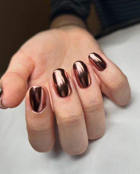 The “Moscow Mule” Nail Trend Is the Perfect Chrome Manicure for Fall Copper Chrome Nails, Taupe Nails, Chrome Manicure, Bronze Nails, New Nail Trends, Wine Nails, Fall Manicure, Fall Nail Trends, Nail Trend