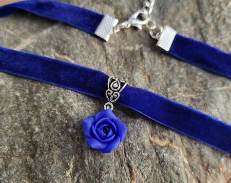 Jewelry Polymer Clay, Pretty Crafts, Choker Pendant, Velvet Choker, Minimalist Gifts, Necklace Rose, Floral Necklace, Flower Jewelry, Floral Jewellery