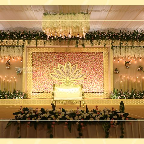 Indian Engagement Decorations Backdrops, Indian Reception Stage Decor, Reception Stage Decor Indoor, Jaymala Stage For Wedding, Dhoti Ceremony Decorations, Simple Wedding Stage Decorations Indoor, Wedding Stage Decorations Indian Traditional, Indian Reception Stage Decoration Backdrops, Reception Stage Decoration Outdoor