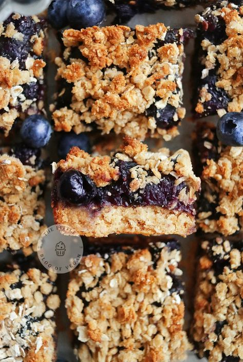 Healthy Blueberry Oat Bars Recipe - The Little Blog Of Vegan Healthy Blueberry Bars Recipes, Blueberry Oat Breakfast Bars, Blueberry Oatmeal Bars Healthy, Easy Blueberry Oatmeal Bars, Berry Oat Bars Healthy, Healthy Blueberry Breakfast Bars, Blueberry Oat Crumble Bars, Oatmeal Blueberry Bars, Berry Oat Bars