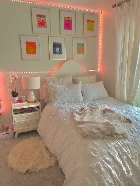 White Dorms With Pops Of Color, Preppy Window Seat, Bright Room Aesthetic Minimalist, Bright Room Ideas, Room Inspo Preppy, Ideas Master Bedrooms, Mirrors Living Room, Color Palette Fall, Wallpaper Dining Room