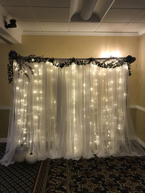 Sweet 16 photo backdrop Sweet 16 Prom Theme, Masquerade Sweet 16 Decorations, Mascarade Party Sweet 16, Masquerade Party Backdrop Ideas, Prom Ideas Theme Masquerade, Masquerade Ball Decorations Backdrops, Mascarade Ball Decorations Prom, Maskerade Quinceanera Ideas, Hoco Photo Backdrop