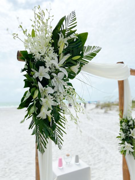 Tropical Wedding Centerpieces, Beach Wedding Arch, Tropical Wedding Theme, Beach Wedding Ceremony, Palm Wedding, Tropical Wedding Inspiration, Wedding Alters, Dream Beach Wedding, Tropical Beach Wedding