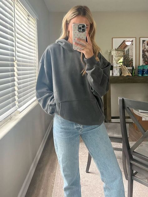 girl taking selfie in mirror wearing light wash straight leg denim and charcoal gray hoodie Outfit Ideas With Hoodies, Genz Outfits, Normcore Outfits, Hoodie Outfit Casual, Yk2 Outfits, Style Fall Outfits, Jeans And Hoodie, Cold Weather Outfit, Fall Transition Outfits