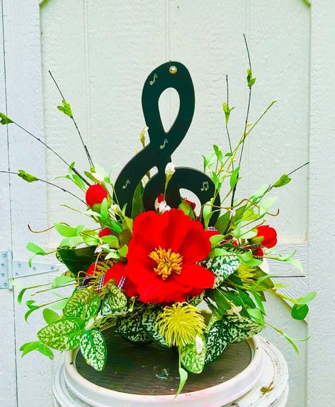 Music Flower Arrangements, Music Centerpieces, Red Magnolia, Music Room Design, Music Flower, Everyday Decor, Flower Picks, Wall Wreath, Sunflower Wreaths