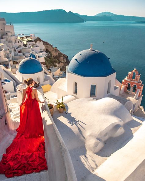 Most Instagrammable Places in Santorini you Can't Miss! From blue dome churches, sunset in Oia, typical Santorini-style houses, to the pink church, this post reveals the top 15 Instagram Spots in Santorini and includes tips on how to get there, how to avoid crowds, and the best time to take photos. | Santorini Instagram | Santorini Travel Guide | Best Locations and Photo Tips | Oia Instagram Spots | Imerovigli Instagram Spots | Oia Sunset | Santorini Greece Photography | Santorini house Santorini Outfit, Santorini Honeymoon, Grecia Santorini, Santorini Grecia, Santorini Travel Guide, Santorini House, Honeymoon Tour Packages, Greece Pictures, Greek Vacation