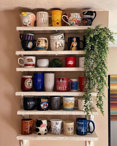 Kitchen Mug Organization, Coffee Mugs Display, Shelf For Mugs, Mug Shelf Ideas, Kitchen Mug Display, Coffee Mug Display Shelf, Diy Mug Shelf, Mugs Display Ideas, Cup Shelf Display