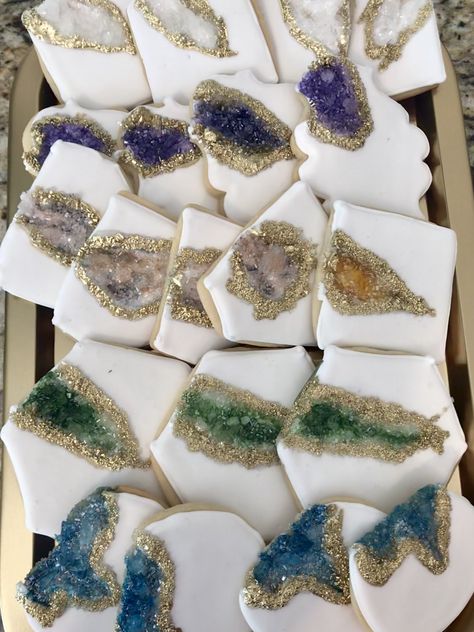 Sugar cookies with rock candy, food color and gold luster dust Crystal Cupcakes Rock Candy, Geode Cookies Decorated, Crystal Cookies, Candy Cookies Decorated, Geode Cookies, Make Rock Candy, Crystal Cupcakes, Gold Luster Dust, Cookies Wedding