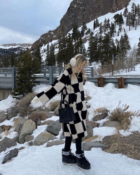 KARSEN KIMBALL (@karsenkimball) • Instagram photos and videos Snow Shoes Outfit, Short Moon Boots Outfit, Moonboot Outfit Ideas, Short Moon Boots, Moonboot Outfit, Winter Shorts Outfits, Moon Boots Outfit, Winter Nyc, Winter Outfits Snow