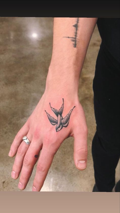 Bird Hand Tattoo, Sparrow Tattoo Design, Bird Tattoo Meaning, Tatuagem Masculina Pequena, Sparrow Tattoo, Bird Tattoo, Eye Tattoo, Hand Tattoo, Trendy Tattoos