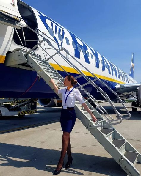 Flight Attendant Ryanair, Cabin Crew Ryanair, Ryanair Flight Attendant, Fly Attendant, Drunk Pictures, Cabin Crew Jobs, Airline Cabin Crew, Work Pictures, Flight Attendant Life