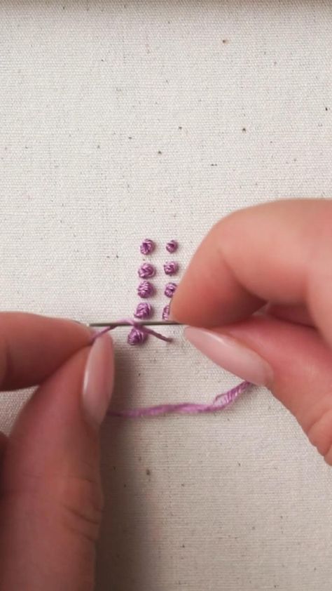 Step by step, in this tutorial, you will be able to see and learn the difference between these wonderful 2 knots. 👀   By practicing them, you'll be able to feel how firm you need to be with the thread—neither too tight, risking to pull it inside the fabric, nor too loose, which could result in a lack of knot stability and an unfinished, messy appearance. 🥰  Which one do you think it's easier to do? 🤔  Happy Stitching! ❣️ French Knot Tutorial, Colonial Knot, Knot Tutorial, Basic Hand Embroidery Stitches, Hand Embroidery Patterns Free, Simple Hand Embroidery Patterns, Ribbon Embroidery Tutorial, Diy Embroidery Designs, Bead Embroidery Tutorial