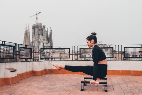 L Sit Calisthenics Woman, L Sit Calisthenics, Calisthenics Vision Board, Calestetics Aesthetic, Calisthenics Pictures, Women Calisthenics Aesthetic, Calestenics Aesthetic Women, Calisthenics Aesthetics Women, Calestenics Aesthetic