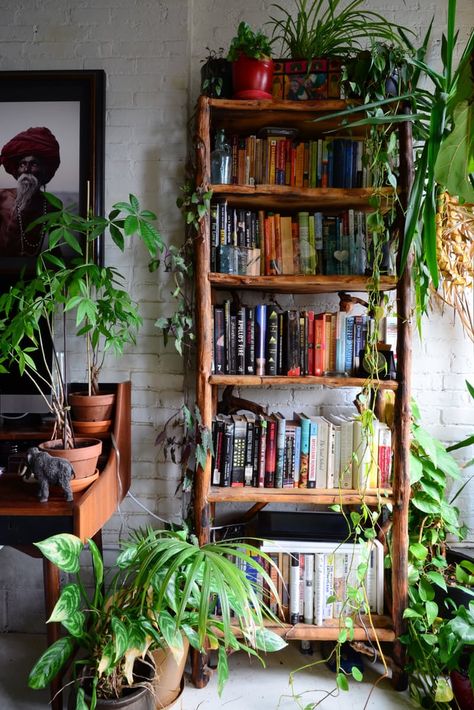 How To Style Your Bookshelves | Apartment Therapy Cozy Bohemian, Trendy Apartment, Brooklyn Apartment, Bohemian Living, Natural Home Decor, Retro Home Decor, Boho Home, Book Shelf, Retro Home