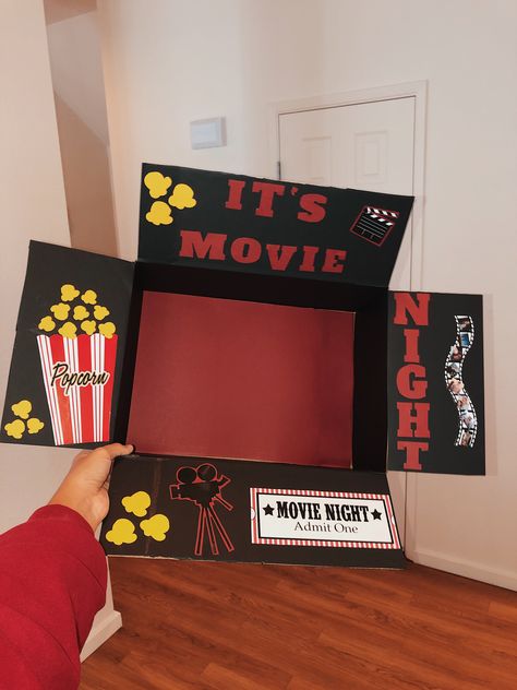 Movie Box Gift Diy, Movie Night Box, Kino Box, Movie Night Basket, Film Box, Movie Night Theme, Movie Night Birthday Party, Deployment Gifts, Movies Box