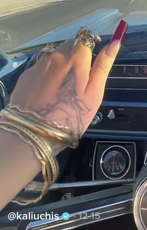 flower, kali uchis Kali Uchis Hand Tattoo, Kali Uchis Inspired Tattoos, Kali Uchis Jewelry, Kali Uchis Inspired Nails, Kali Uchis Tattoo, Kali Uchis Nail Ideas, Kali Uchis Nails, Kali Uchis, Beauty Mark