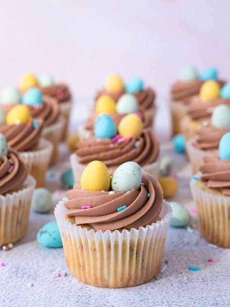 Mini Egg Cupcakes, Carrot Cake Sandwich Cookies, Easter Cupcake Recipes, Easter Cupcakes Easy, Easter Deserts, Mini Eggs Cookies, Mini Oreo Cheesecake, Egg Cupcakes, Butter Cream Cheese Frosting