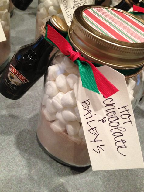 Hot chocolate with marshmallows and baileys! Homemade Christmas gifts! Baileys Homemade, Hot Chocolate Baileys, Hot Chocolate And Marshmallows, Hot Chocolate With Marshmallows, Chocolate With Marshmallows, Corkboard Ideas, Hot Chocolate Gift, Hot Chocolate Gifts, Hot Chocolate Drinks