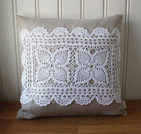 Doily Art, Doilies Crafts, Crochet Pillows, Pretty Pillow, Sewing Pillows, Crochet Home Decor, Crochet Cushions, Linens And Lace, Crochet Pillow