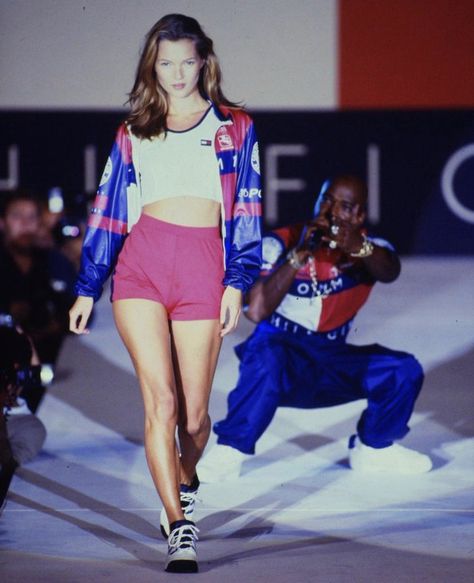 Runway Kate Moss, Tommy Hilfiger Aesthetic, Tommy Hilfiger 90s, Vlada Roslyakova, 90s Tommy Hilfiger, 90s Runway, 90s Hiphop, Outfits Retro, 90s Aesthetic