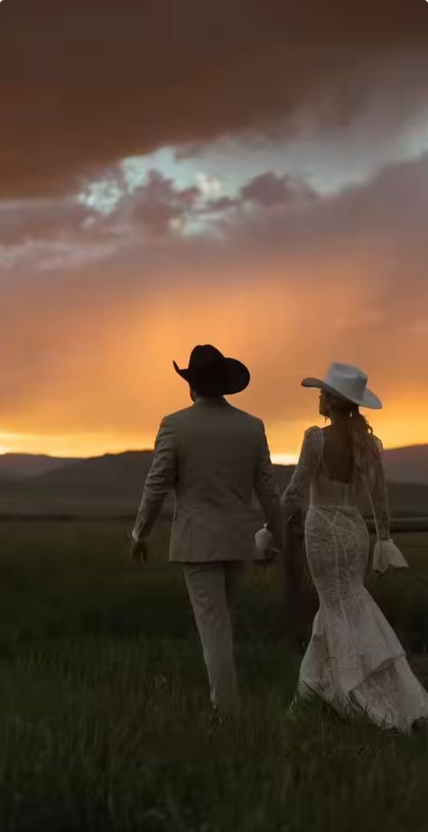 Western Bride Photoshoot, Bride And Groom With Horse, Classic Western Wedding, Cute Country Wedding Ideas, Cowboy Wedding Photos, Western Wedding Picture Ideas, Spring Western Wedding Colors, Stable Weddings, Gothic Western Wedding