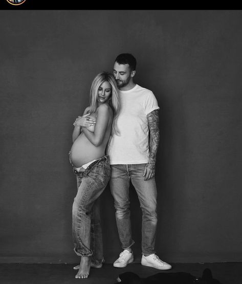 Calvin Klein Maternity Shoot, Home Maternity Photography, Maternity Photo Shoot Ideas, Studio Maternity Shoot, Maternity Studio Photoshoot, Morgan Stewart, Studio Maternity Photos, Shooting Studio, Maternity Photo Outfits