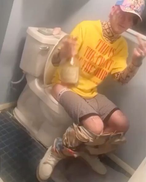 Lil Peep on Instagram: “Peep on the toilet 😂😂🖤 • •  #peep #lilpeep #lilpeep4ever #riplilpeep #gothboiclique #hellboy #crybaby #gustavahr #lilbopeep #cowys2…” Hellboy Tattoo, Lil Peep Lyrics, Lil Peep Hellboy, Goth Boy, Little Bo Peep, Musica Rock, Bo Peep, Loving U