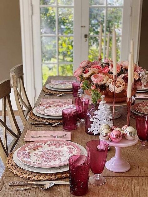 Christmas Dining Room Decor, Pink Dining Rooms, Dining Room Decor Ideas, Pink China, Christmas Dining Room, Cozy Christmas Decor, Christmas Dinner Table, Table Setting Decor, Table Scapes