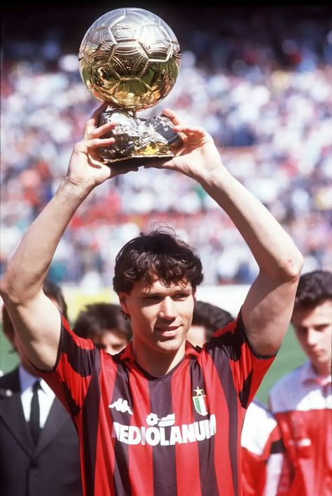 Van Basten Wallpaper, Vintage Football Poster, Ac Milan Retro, Chemistry Necklace, European Soccer Players, Van Basten, Marco Van Basten, Sporting Legends, Cristino Ronaldo