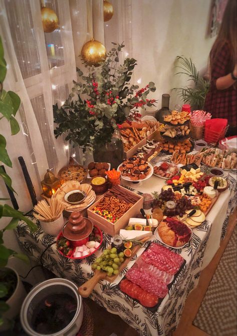 Buffet Table Food Ideas, Food Table Christmas, Festive Grazing Table, New Year’s Eve Buffet Table, Easy Christmas Buffet Food, Christmas Party Tray, Christmas Party Charcuterie Table, Christmas Food Table Ideas, Christmas Cold Buffet Ideas