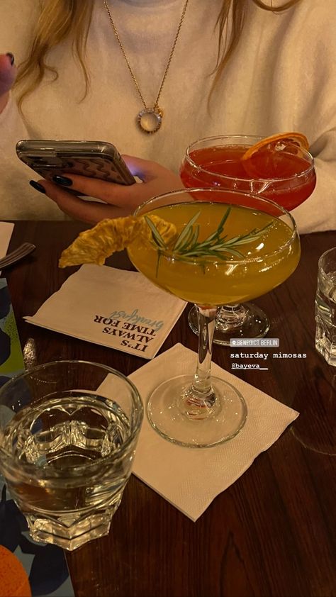 Captions For Restaurant Pics, Cocktail Instagram Stories, Night Out Instagram Stories, Bar Instagram Story, Restaurant Ig Story, Cafe Instagram Story, Berlin Cafe, Ball Makeup, Berlin Food