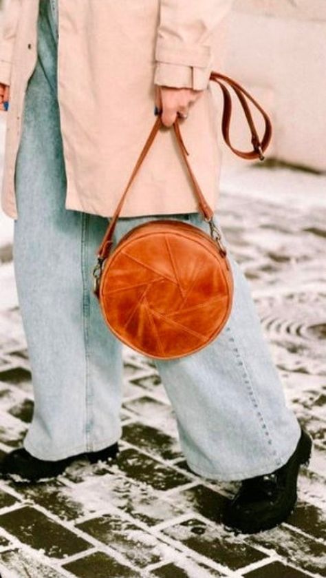 Round Leather Purse, Diameter Of A Circle, Unique Crossbody Bag, Round Crossbody Bag, Macbook Bag, Circle Purse, Round Purse, Circle Bag, Leather Ideas