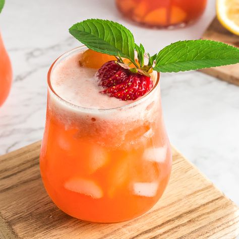 Easy Homemade Strawberry Peach Lemonade With Real Juice - Cherry Fritters, Strawberry Peach Lemonade, Blue Lemonade Recipe, Sparkling Strawberry Lemonade, Soda Stream Recipes, Watermelon Mint Lemonade, Good Lemonade Recipe, Sugar Free Lemonade, Homemade Lemonade Recipes