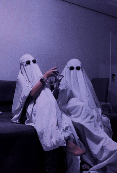 Sheet Ghost Pfp, Bff Halloween Photoshoot, Grunge Halloween Aesthetic, Ghost Photoshoot Ideas, Ghost Sheet, Spooky Photoshoot, Ghost Friends, Cute Friend Poses, Ghost Photoshoot